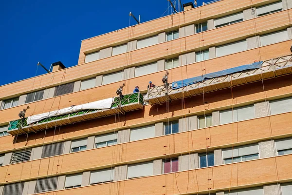 Malaga, İspanya - 23 Şubat 2018. Dış Cephe İskele Asansör bina onarım için işçilerin