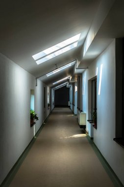 pencereleri ile uzun bir boş lobi