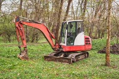 ormanda küçük bir kırmızı ekskavatör