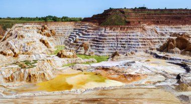 Beyaz sıva malzemesi ile terk edilmiş Kaolin ocağı