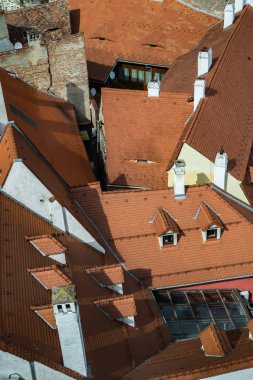 Romanya'nın Sibiu şehrinde kiremitlere havadan bak