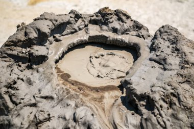 Çamur yanardağı kraterinde köpüren çamurun yakın çekim 