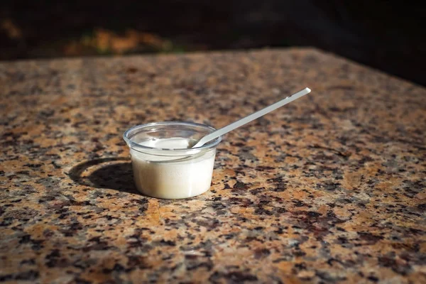 Una tazza di gelato al sole sulla panca di marmo — Foto Stock