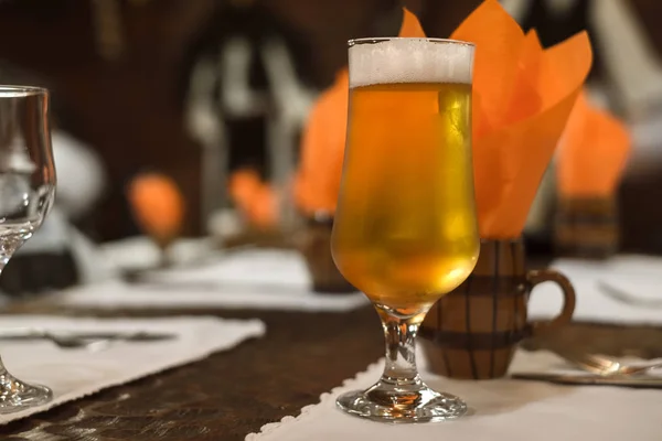 Egy pohár sör az asztalon az étteremben. — Stock Fotó
