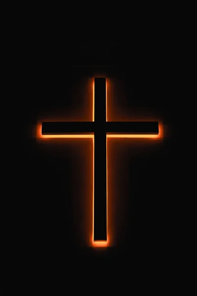 Ein leuchtendes Kirchenkreuzlicht in der Nacht — Stockfoto