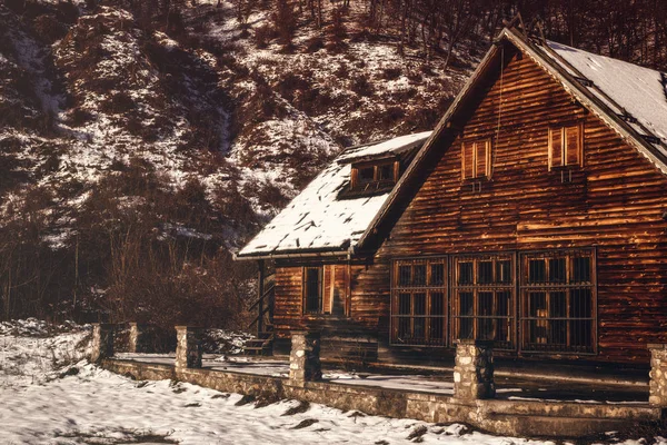 Casa abandonada en invierno — Foto de Stock