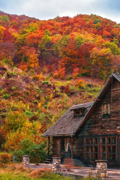 Casa abandonada en el entorno de otoño — Foto de Stock