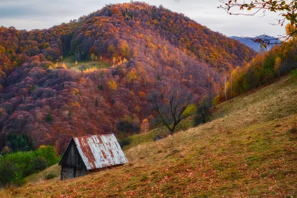 Una vieja cabaña en otoño paisaje de montaña — Foto de Stock