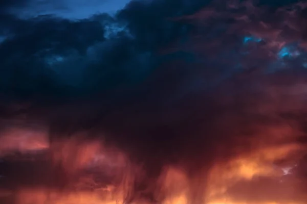 Erstaunliche Wolkenlandschaft am Himmel bei Sonnenuntergang nach Regen — Stockfoto