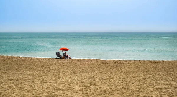 Plage couple d'été en vacances se détendre au soleil sur leuri — Photo