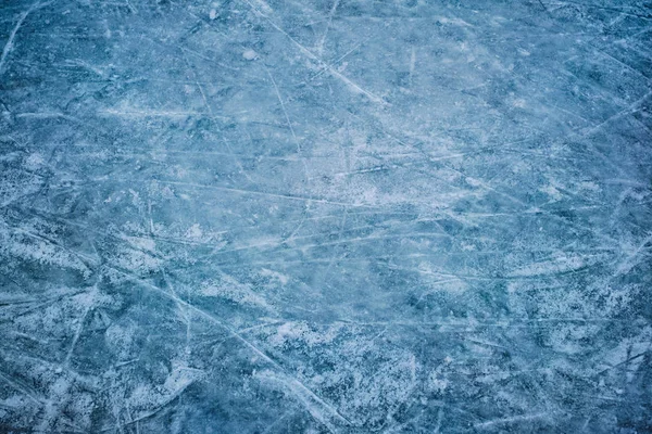 蓝色冰在溜冰划痕，近距离观察 — 图库照片