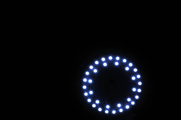 Vedené bodové světlo v kruhu na černém pozadí — Stock fotografie