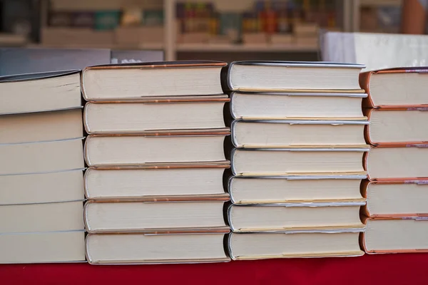Boeken gestapeld op tafel — Stockfoto