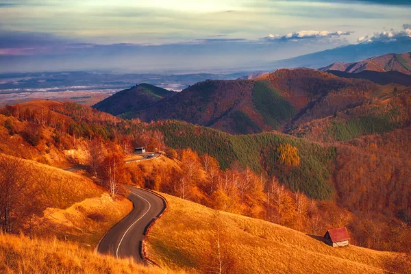 Voitures sur la route de montagne — Photo