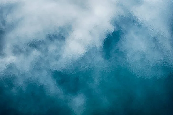 多云的天空反射在冰冻的湖顶视图 — 图库照片
