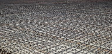 İnşaat altyapı armatürü ve demir çubuklar