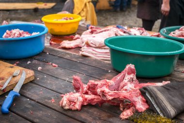 dış ahşap masada taze kesilmiş domuz kemikleri