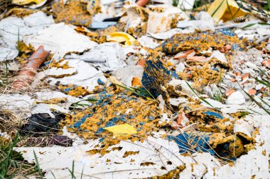 çöp çimiçine atılmış, doğa kirlenmiş