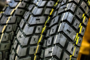 Motosiklet lastikleri raf store üzerinde