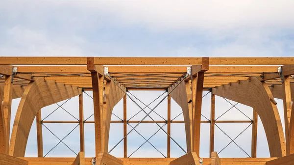 Detail einer modernen Holzarchitektur aus Brettschichtholz — Stockfoto