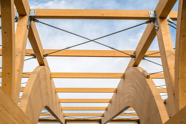 Detalhe de uma arquitetura de madeira moderna em madeira laminada colada — Fotografia de Stock