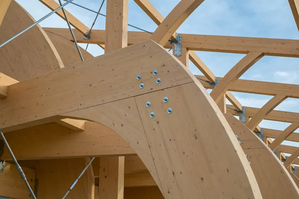 Detail einer modernen Holzarchitektur aus Brettschichtholz — Stockfoto