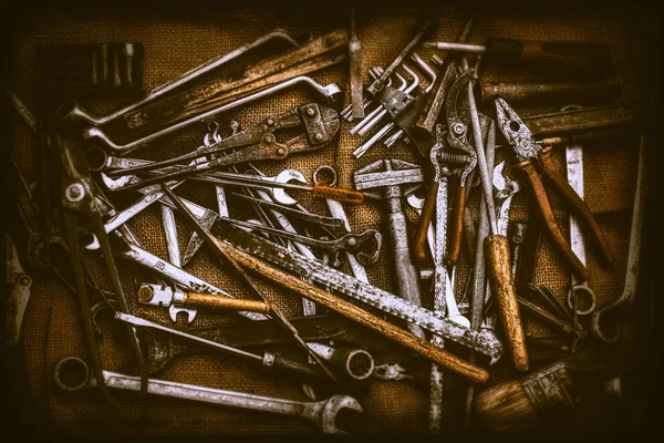 Különböző régi típusú eszközök és kulcsok a juta zsák — Stock Fotó