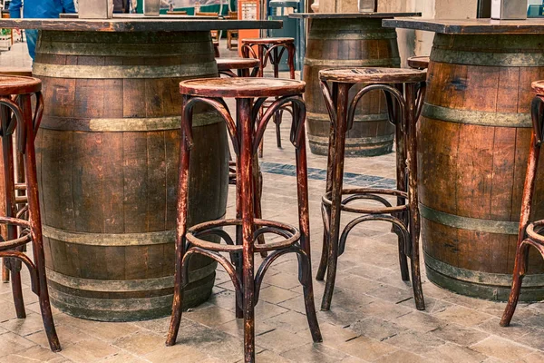 boş ahşap sandalye ve masalar varil