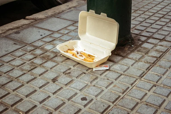 Desperdicio de comida extra y restos con y un resto del cigarrillo en —  Fotos de Stock