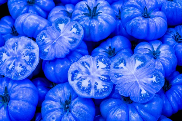 Färska blå tomater på marknaden — Stockfoto