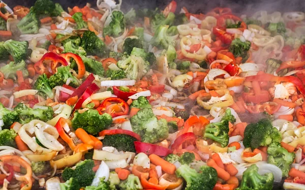 Legumes frescos vapor na panela de ferro — Fotografia de Stock