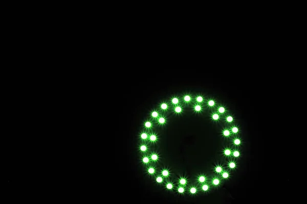 黒い背景に円を描いたリードスポットライト — ストック写真