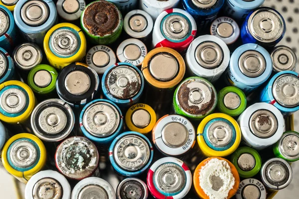 Gruppo di batterie di scarico usa e getta usate di varie dimensioni — Foto Stock