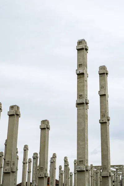 Pilastri industriali in cemento per un nuovo centro commerciale — Foto Stock