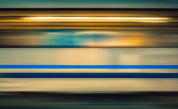 Высокая динамическая скорость размытия движения на железнодорожной станции — стоковое фото