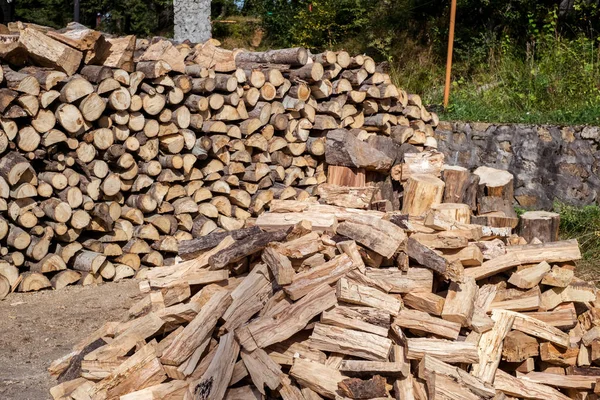 Grande pile ou stock de bois de chauffage pour four de chauffage — Photo