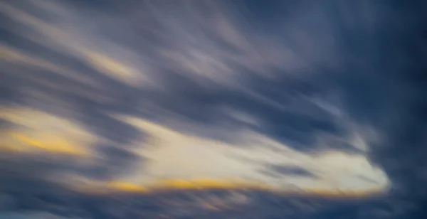 Larga exposición borrosa movimiento nubes de colores — Foto de Stock