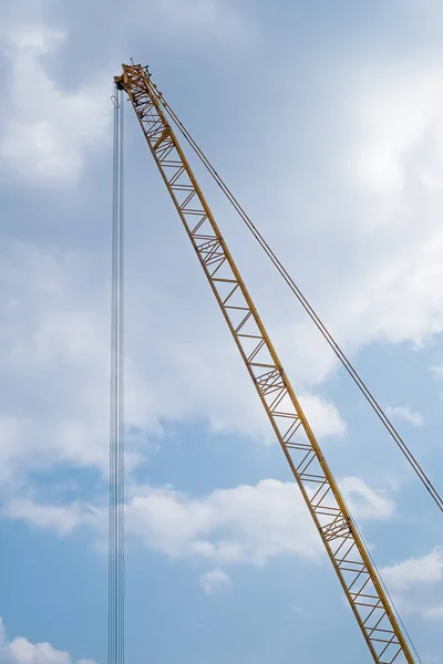 Mobilna konstrukcja duży żółty Żuraw — Zdjęcie stockowe