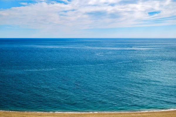 Середземноморський відкритий спокійний море і пляж — стокове фото