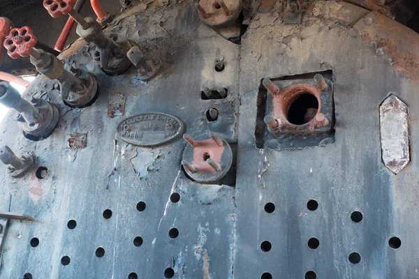 Antiguo interior de locomotora de vapor oxidado abandonado —  Fotos de Stock