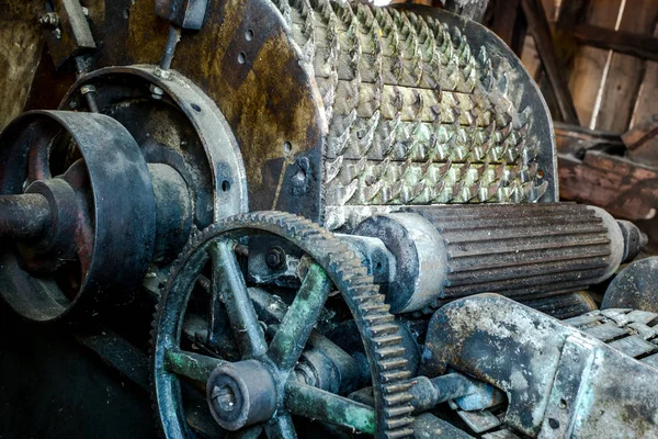 Vieilles machines agricoles anciennes avec roues dentées — Photo