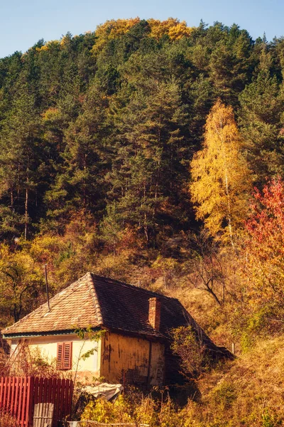 Altes rumänisches Haus am Fuße des Hügels im Herbst — Stockfoto