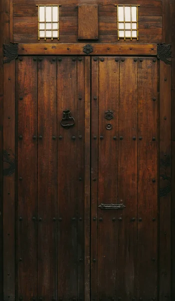 Staré španělské dřevěné dveře — Stock fotografie