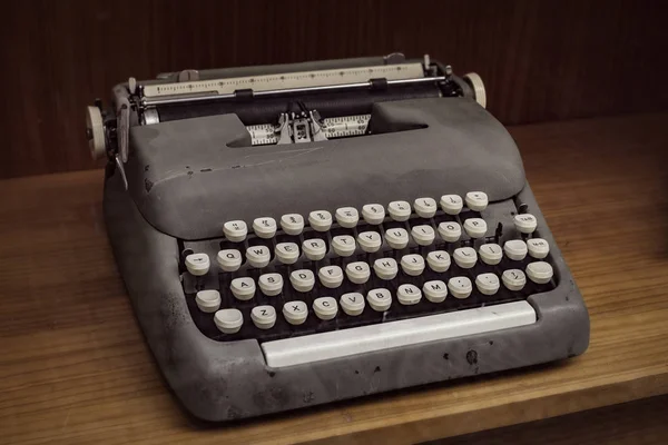 Vecchia macchina da scrivere nella finestra — Foto Stock