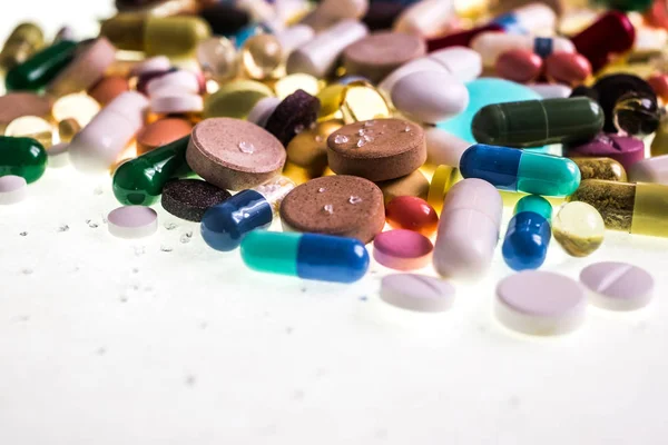 Фармацевтичні різні різнокольорові таблетки, капсули, терапія — стокове фото