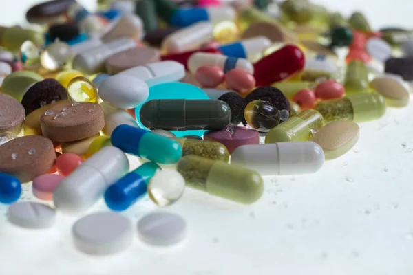 Фармацевтичні різні різнокольорові таблетки, капсули, терапія — стокове фото