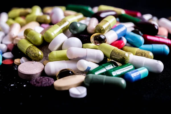 Фармацевтичні таблетки, капсули, ліки та таблетки на блакитному фоні — стокове фото