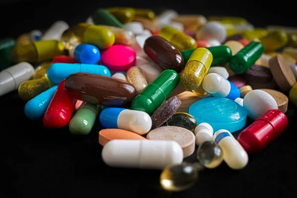 Фармацевтичні таблетки, капсули, ліки та таблетки на блакитному фоні — стокове фото
