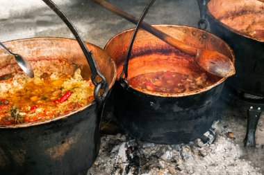 Açık f üzerinde kazanda hazırlanan Romen geleneksel gıda