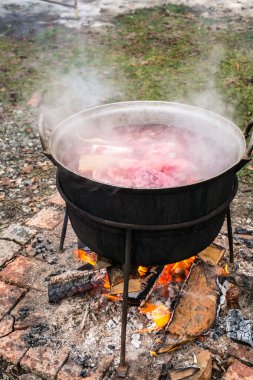 Açık f üzerinde kazanda hazırlanan Romen geleneksel gıda